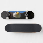 Steenarend vliegt dicht langs persoonlijk skateboard (Horizontaal)
