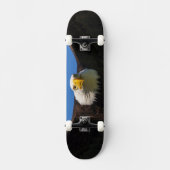 Steenarend vliegt dicht langs persoonlijk skateboard (Voorkant)