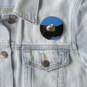 Steenarend vliegt dicht langs ronde button 5,7 cm (In situ)