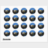 Steenarend vliegt dicht langs ronde sticker (Vel)