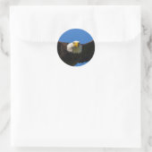 Steenarend vliegt dicht langs ronde sticker (Tas)