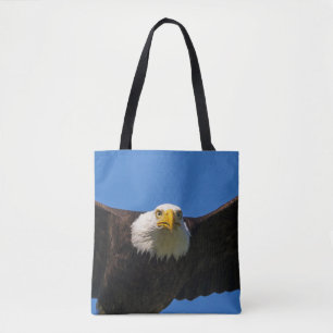 Steenarend vliegt dicht langs tote bag