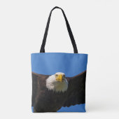 Steenarend vliegt dicht langs tote bag (Achterkant)