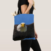 Steenarend vliegt dicht langs tote bag (Dichtbij)