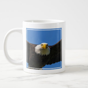 Steenarend vliegt dichtbij over grote koffiekop