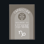 Steenbok Custom Verjaardag Zodiac - Modern Design Button<br><div class="desc">Personaliseer deze knop met een geboortedatum en naam. Een aangepast ontwerp met het sterrenbeeld - Steenbok - plus persoonlijkheidskenmerken, informatie en sterrenbeeld. Personaliseer deze verjaardagskaars met een geboortedatum en naam. Een aangepast verjaardagsontwerp met het sterrenbeeld - Steenbok - plus persoonlijkheidskenmerken, informatie en sterrenbeeld. Een aardse grijze en zwarte kleurencombinatie geassocieerd...</div>