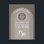 Steenbok Custom Verjaardag Zodiac - Modern Design Button<br><div class="desc">Personaliseer deze knop met een geboortedatum en naam. Een aangepast ontwerp met het sterrenbeeld - Steenbok - plus persoonlijkheidskenmerken, informatie en sterrenbeeld. Personaliseer deze verjaardagskaars met een geboortedatum en naam. Een aangepast verjaardagsontwerp met het sterrenbeeld - Steenbok - plus persoonlijkheidskenmerken, informatie en sterrenbeeld. Een aardse grijze en zwarte kleurencombinatie geassocieerd...</div>