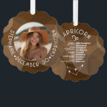 Steenbok Dierenriem Astrologie Teken Foto Geboorte Ornament Kaart<br><div class="desc">Personaliseer deze dierenriem hangkaart ornament met een foto, geboortedatum en naam. Een aangepast verjaardagsontwerp met het sterrenbeeld - Steenbok - plus persoonlijkheidskenmerken, informatie en sterrenbeeld. Een aardachtige grijze en zwarte kleurencombinatie geassocieerd met Steenbok is het belangrijkste ontwerp achter alle Zodiac-details. Een geweldig cadeau voor een vriend of om gewoon "je"...</div>