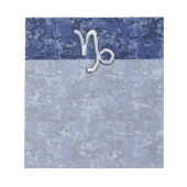  Steenbok Sterrenbeeld op navyblauwe digitale camo Notitieblok (Voorkant)
