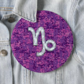 Steenbok Zodiac Symbool op Fuchsia Digitale Camo Ronde Button 6,0 Cm (In situ)