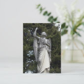 Steenengel met dennenbomen op achtergrond briefkaart (Staand voorkant)