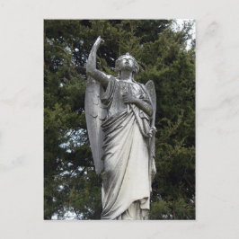 Steenengel met dennenbomen op achtergrond briefkaart