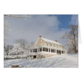 Steenmansie in sneeuw en zonlicht