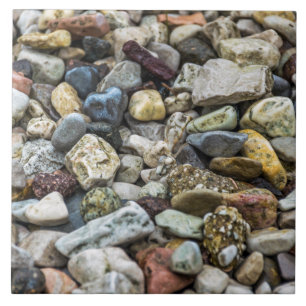 Steentjes omhoog dichtbij ceramische tegel tegeltje