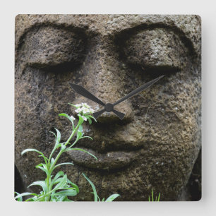 Steentuinbeeld met bloem vierkante klok