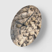 Steenwand van de grote ruwe stenen grijs ronde klok (Hoek)