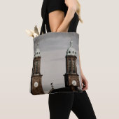 Steeples van de stad met rij tote bag (Dichtbij)