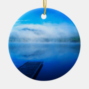 Steiger aan een rustig nevelig meer, Californië Keramisch Ornament
