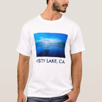 Steiger aan een rustig nevelig meer, Californië