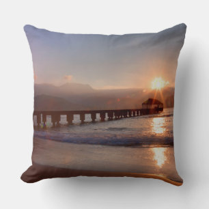 Steiger aan het strand bij zonsondergang, Hawaii Kussen