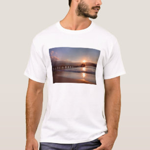 Steiger aan het strand bij zonsondergang, Hawaii T-shirt