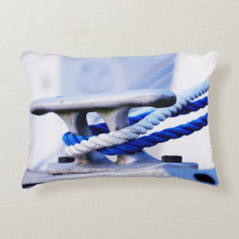 Steiger met bootkikker voor aanleggen in de haven. accent kussen