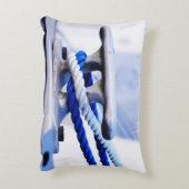 Steiger met bootkikker voor aanleggen in de haven. accent kussen (Achterkant (Verticaal))