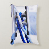 Steiger met bootkikker voor aanleggen in de haven. accent kussen (Voorkant(Verticaal))