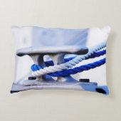 Steiger met bootkikker voor aanleggen in de haven. accent kussen (Achterkant)