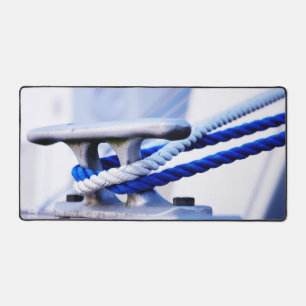 Steiger met bootkikker voor aanleggen in de haven. bureaumat