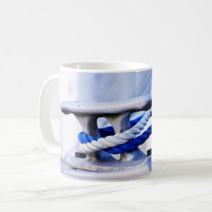 Steiger met bootkikker voor aanleggen in de haven. koffiemok