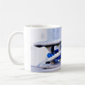 Steiger met bootkikker voor aanleggen in de haven. koffiemok (Links)