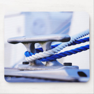 Steiger met bootkikker voor aanleggen in de haven. muismat