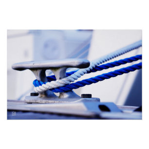 Steiger met bootkikker voor aanleggen in de haven. perfect poster