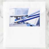 Steiger met bootkikker voor aanleggen in de haven. rechthoekige sticker (Tas)