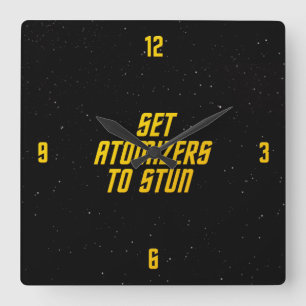 Stel atomizers in voor studie vierkante klok