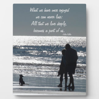 Stel en hun hond bij de oceaan - Personaliseerbaar Fotoplaat