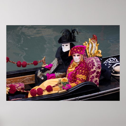 Stel in gondel tijdens carnaval, Venetië Poster (Voorkant)