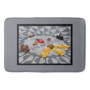 Stel je voor: Strawberry Fields Central Park NYC f Badmat