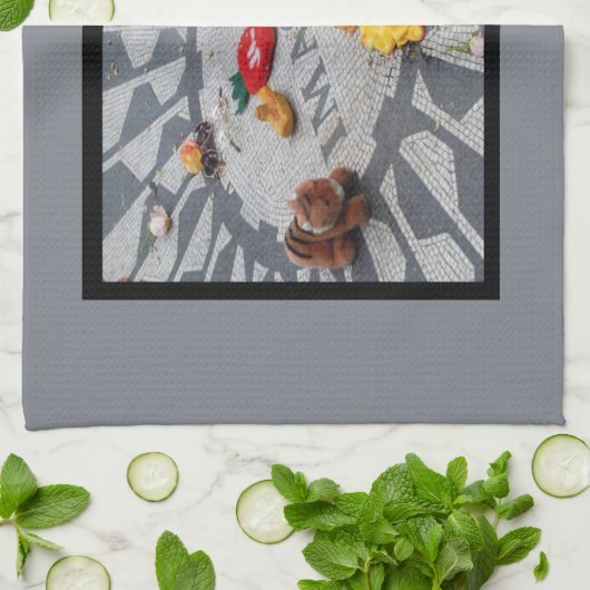 Stel je voor: Strawberry Fields Central Park NYC p Theedoek (Gevouwen)