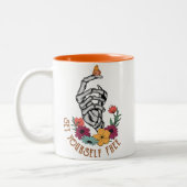 Stel je zelfvrije skelet in tweekleurige koffiemok (Links)