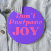 Stel Joy niet uit, Button (In situ)