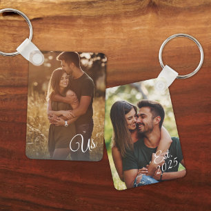 Stel Ons Gevestigde Verloofd Datum Twee Foto Sleutelhanger