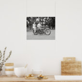 Stel rijdend op motor, 1928. Oude foto Poster (Keuken)