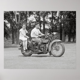 Stel rijdend op motor, 1928. Oude foto Poster