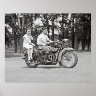 Stel rijdend op motor, 1928. Oude foto Poster