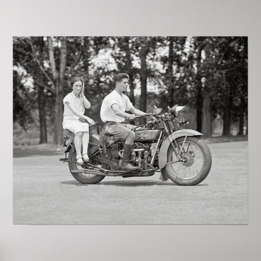 Stel rijdend op motor, 1928. Oude foto Poster (Voorkant)