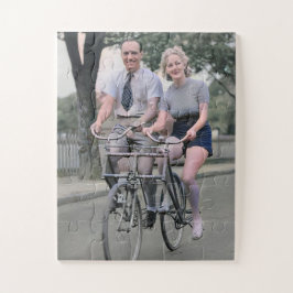 Stel rijdt op Malvern Star-fiets jaren 30 Kleur Re Legpuzzel