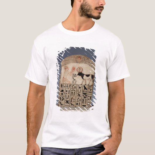 Stela aan de Apis-stier (beschilderd kalksteen) T-shirt (Voorkant)