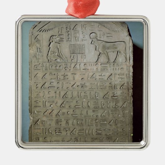 Stela die de begrafenis van de Apis herdenkt Metalen Ornament (Voorkant)